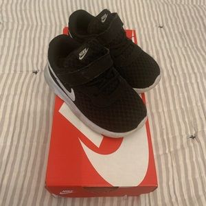 Nike Tanjun black/white Size: 7c
